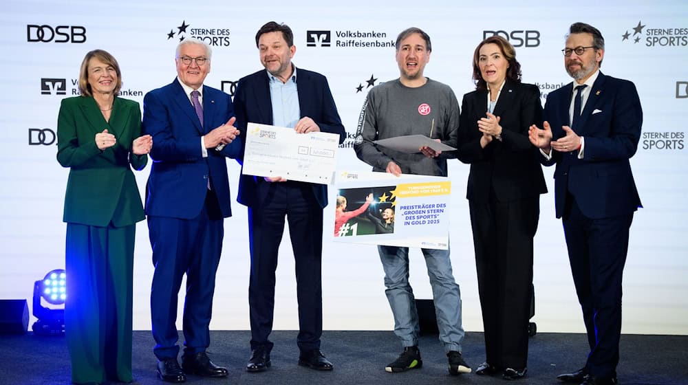 Bundespräsident Frank-Walter Steinmeier (2.v.l.) ehrt den Sterne-Sieger Turngemeinde Herford. / Foto: Bernd von Jutrczenka/dpa