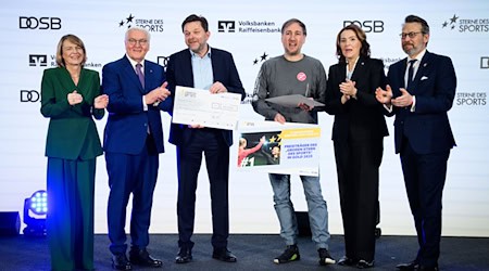 Bundespräsident Frank-Walter Steinmeier (2.v.l.) ehrt den Sterne-Sieger Turngemeinde Herford. / Foto: Bernd von Jutrczenka/dpa