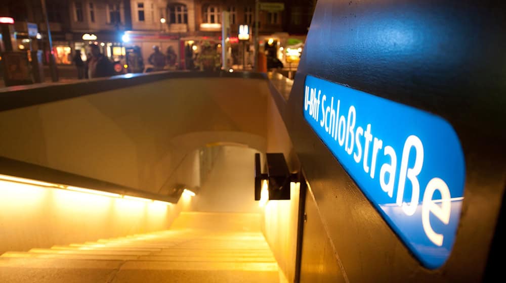 Ende November musste die Feuerwehr zum U-Bahnhof ausrücken. (Archivbild) / Foto: Jörg Carstensen/dpa