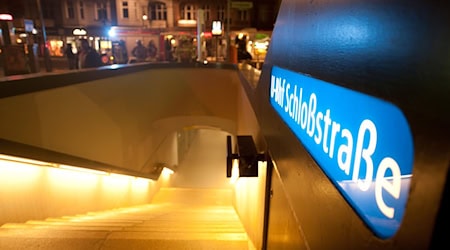 Ende November musste die Feuerwehr zum U-Bahnhof ausrücken. (Archivbild) / Foto: Jörg Carstensen/dpa