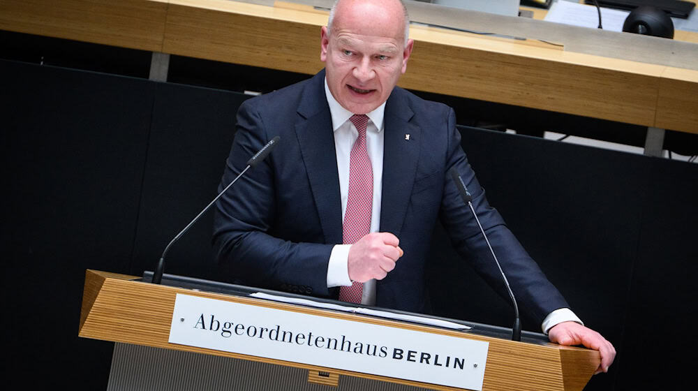 Kai Wegner hat während des Stromausfalls viel Kritik einstecken müssen. (Archivbild) / Foto: Bernd von Jutrczenka/dpa