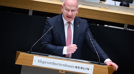 Kai Wegner hat während des Stromausfalls viel Kritik einstecken müssen. (Archivbild) / Foto: Bernd von Jutrczenka/dpa
