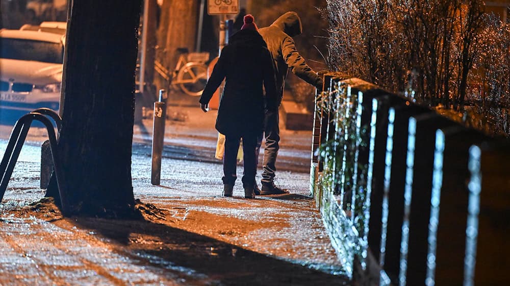 Seit Tagen ist es auf den Berliner Gehwegen und Straßen sehr glatt. (Archivbild) / Foto: Jens Kalaene/dpa