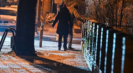 Seit Tagen ist es auf den Berliner Gehwegen und Straßen sehr glatt. (Archivbild) / Foto: Jens Kalaene/dpa