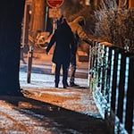 Seit Tagen ist es auf den Berliner Gehwegen und Straßen sehr glatt. (Archivbild) / Foto: Jens Kalaene/dpa