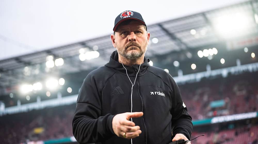Union Berlins Trainer Steffen Baumgart bereitet sein Team auf das Spiel in Augsburg vor. (Archivbild)  / Foto: Marius Becker/dpa