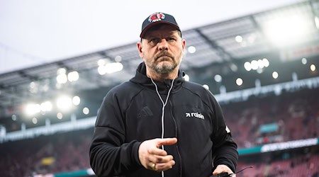 Union Berlins Trainer Steffen Baumgart bereitet sein Team auf das Spiel in Augsburg vor. (Archivbild)  / Foto: Marius Becker/dpa