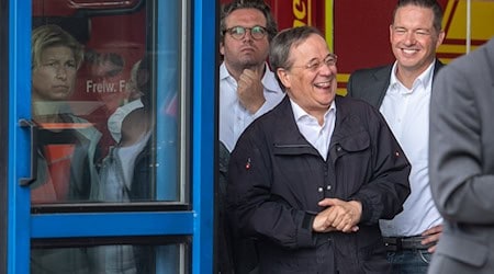 Der Laschet-Moment. Der damalige Unionskanzlerkandidat Armin Laschet (CDU) lachte nach der Ahrtal-Katastrophe bei einem Besuch der Region im Juli 2021, während Bundespräsident Frank-Walter Steinmeier sich zu dem Unglück äußerte. (Archivbild) / Foto: Marius Becker/dpa