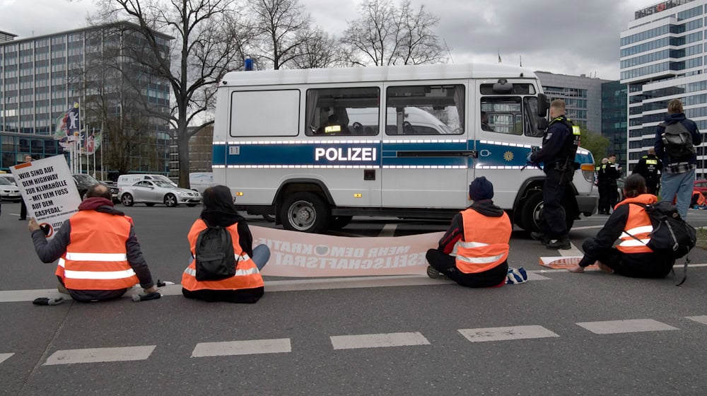 Das Urteil zu unverhältnismäßigem «Schmerzgriff» gegen einen Demonstranten durch die Polizei ist rechtskräftig. (Archivbild) / Foto: Paul Zinken/dpa