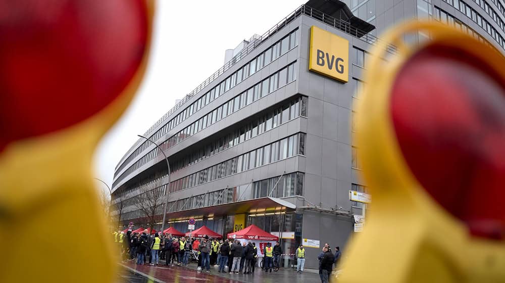 Verdi verhandelt mit der BVG weiter über bessere Arbeitsbedingungen für die Beschäftigten. (Archivbild) / Foto: Michael Ukas/dpa