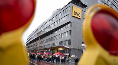 Verdi verhandelt mit der BVG weiter über bessere Arbeitsbedingungen für die Beschäftigten. (Archivbild) / Foto: Michael Ukas/dpa