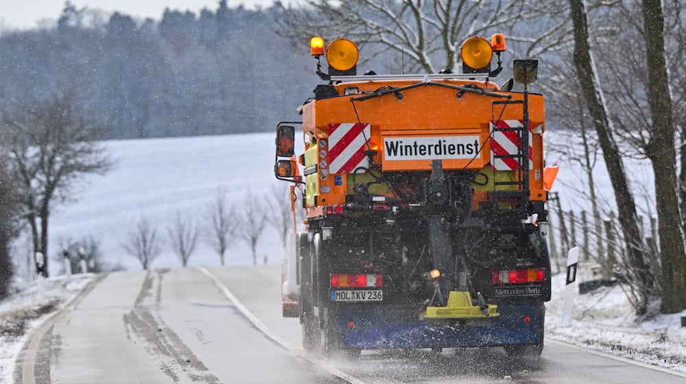 Glatte Straßen müssen gestreut werden. Der Landesbetrieb Straßenwesen Brandenburg ist für den Winterdienst auf Bundes- und Landstraßen, aber auch Radwegen zuständig (Archivbild). / Foto: Patrick Pleul/dpa/ZB