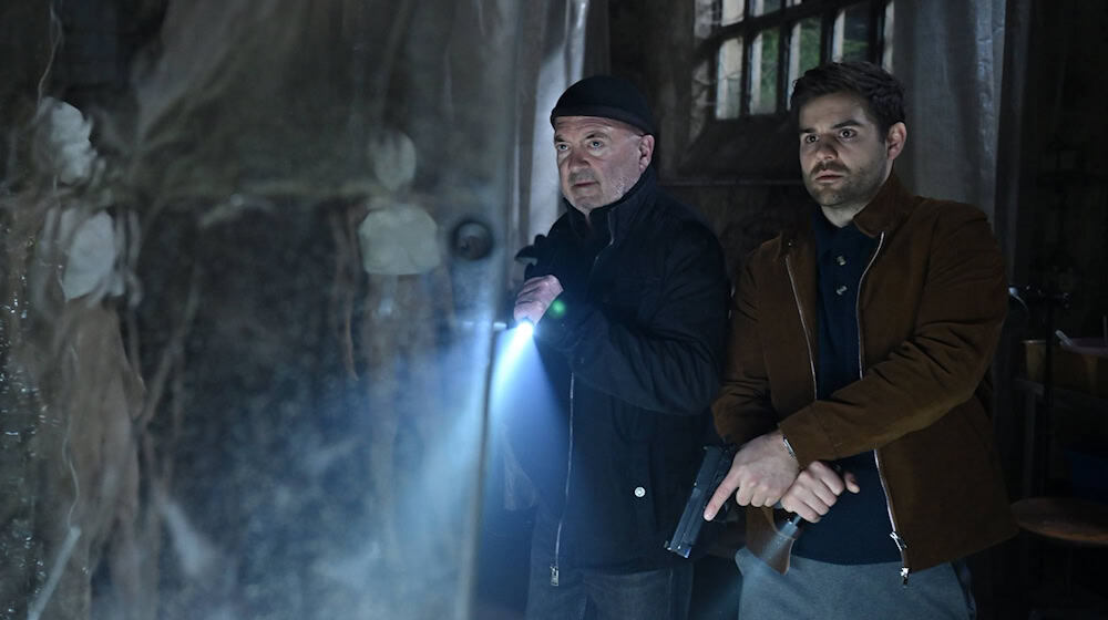 Otto Garber (Florian Martens, l) und Nils Makowski (Lucas Reiber) bietet sich ein schockierender Anblick. / Foto: Hardy Spitz/ZDF/dpa