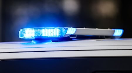 Polizei und Rettungskräfte bargen den verletzten Fußgänger. (Symbolbild) / Foto: Christoph Reichwein/dpa