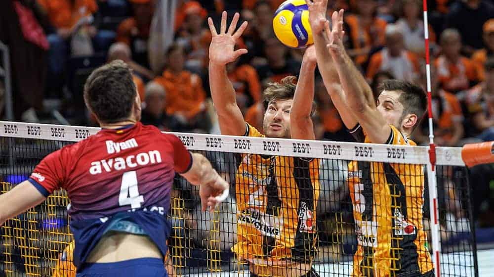 In Lüneburg geht es für die Volleys um Platz eins. (Archivbild) / Foto: Andreas Gora/dpa