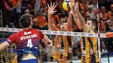 In Lüneburg geht es für die Volleys um Platz eins. (Archivbild) / Foto: Andreas Gora/dpa