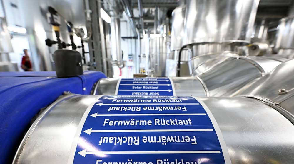 In Berlin und Teilen von Brandenburg wird auch in vielen neuen Wohngebäuden mit Fernwärme geheizt. (Archivfoto) / Foto: Soeren Stache/dpa/dpa-tmn