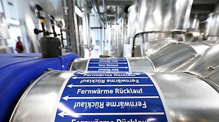 In Berlin und Teilen von Brandenburg wird auch in vielen neuen Wohngebäuden mit Fernwärme geheizt. (Archivfoto) / Foto: Soeren Stache/dpa/dpa-tmn