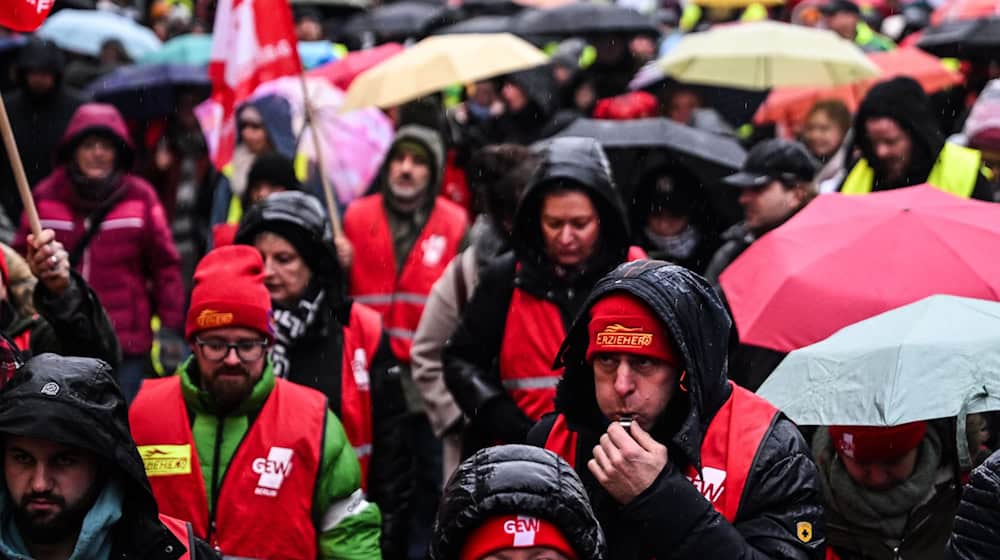 Im öffentlichen Dienst Berlins riefen Gewerkschaften seit Dezember schon mehrfach zu Warnstreiks auf, um ihre Tarifforderungen zu untermauern. (Archivbild) / Foto: Britta Pedersen/dpa