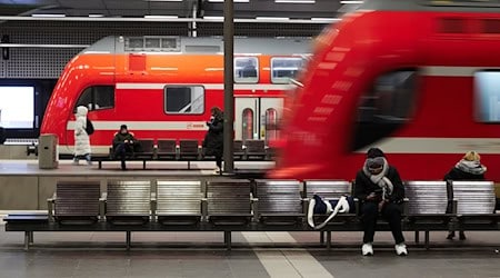 Im Regionalverkehr der Bahn kann es auf Strecken in Brandenburg und Mecklenburg-Vorpommern wegen eines Warnstreiks am Donnerstagmorgen zu Störungen kommen. / Foto: Joerg Carstensen/dpa
