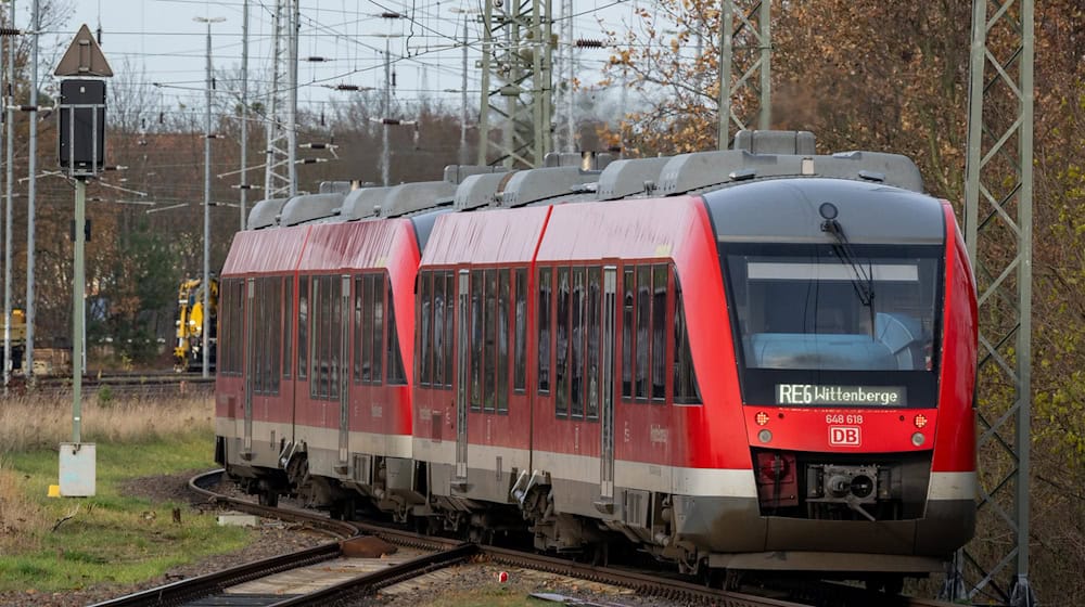 Der Regionalexpress RE6 - auch Prignitz-Express genannt - soll trotz eines Warnstreiks am Donnerstagmorgen fahren, sagt die Deutsche Bahn. (Archivbild)  / Foto: Soeren Stache/dpa