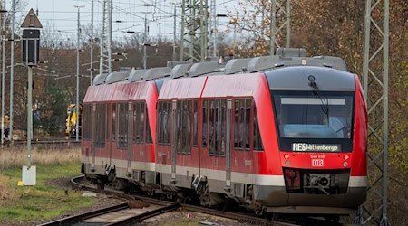 Der Regionalexpress RE6 - auch Prignitz-Express genannt - soll trotz eines Warnstreiks am Donnerstagmorgen fahren, sagt die Deutsche Bahn. (Archivbild)  / Foto: Soeren Stache/dpa