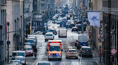 Nach dem Willen der Bürgerinitiative «Berlin autofrei» sollen innerhalb es S-Bahn-Rings nur noch wenige private Autofahrten erlaubt sein, für Rettungsfahrzeuge zum Beispiel sind keine Einschränkungen geplant.   / Foto: Soeren Stache/dpa