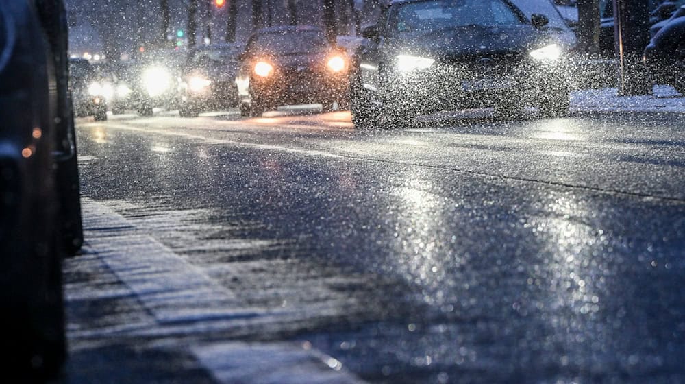 Der Deutsche Wetterdienst warnte vor Glatteis in Berlin und Brandenburg.  / Foto: Jens Kalaene/dpa