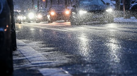 Der Deutsche Wetterdienst warnte vor Glatteis in Berlin und Brandenburg.  / Foto: Jens Kalaene/dpa