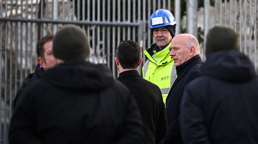 Berlins Regierender Bürgermeister Kai Wegner (CDU) besuchte mehrere Baustellen, an denen an der Wiederherstellung der Stromversorgung gearbeitet wird.   / Foto: Britta Pedersen/dpa
