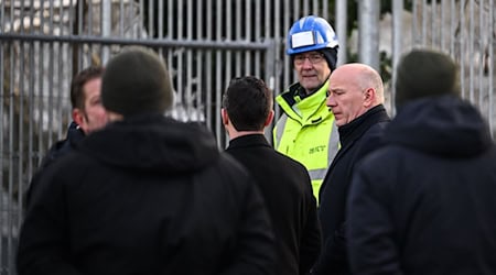 Berlins Regierender Bürgermeister Kai Wegner (CDU) besuchte mehrere Baustellen, an denen an der Wiederherstellung der Stromversorgung gearbeitet wird.   / Foto: Britta Pedersen/dpa