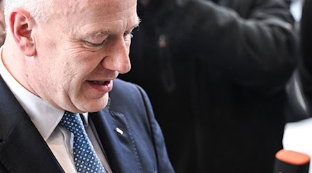 Berlins Regierender Bürgermeister Kai Wegner (CDU) verteidigt sein Verhalten am ersten Tag des Stromausfalls weiterhin. (Archivbild) / Foto: Jens Kalaene/dpa