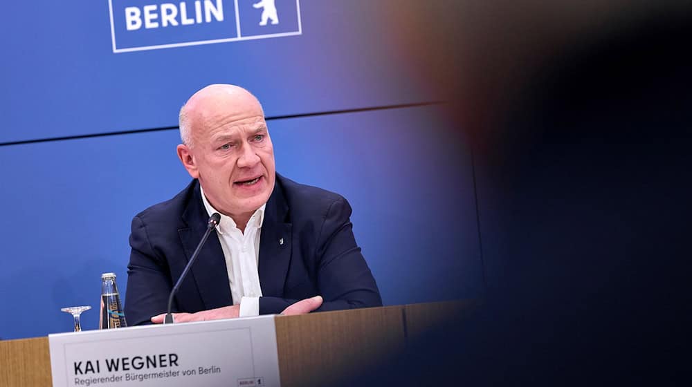 Berlins Regierender Bürgermeister Kai Wegner (CDU) war am ersten Tag des Stromausfalls nicht vor Ort im Bezirk Steglitz-Zehlendorf. (Archivbild)  / Foto: Michael Ukas/dpa