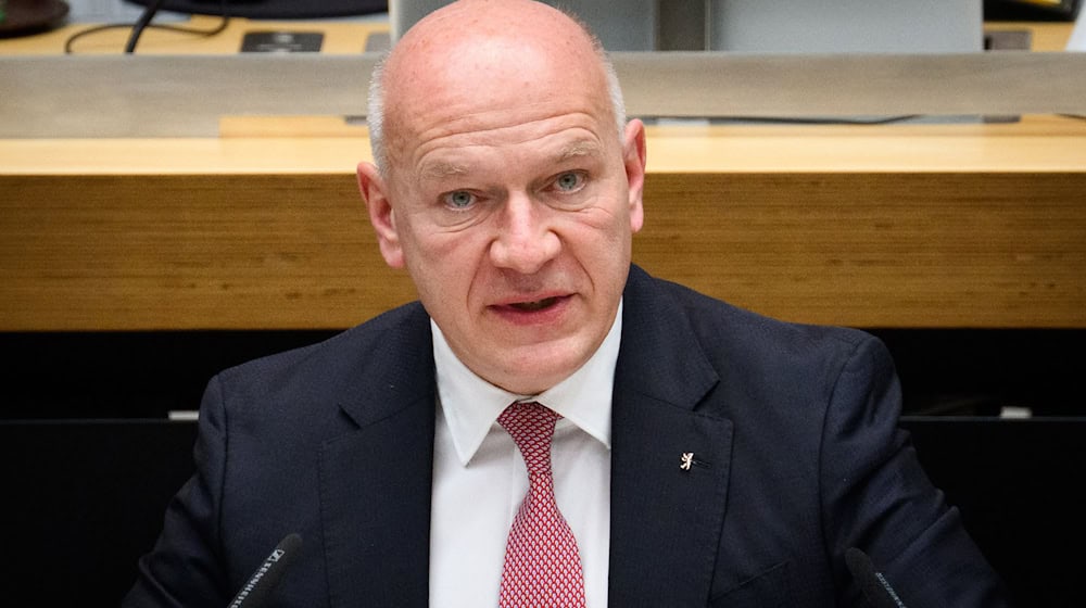 Berlins Regierungschef Kai Wegner (CDU) stellt sich der Diskussion mit Bürgerinnen und Bürgern im Bezirk Steglitz-Zehlendorf. (Archivfoto)  / Foto: Bernd von Jutrczenka/dpa