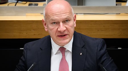 Berlins Regierungschef Kai Wegner (CDU) stellt sich der Diskussion mit Bürgerinnen und Bürgern im Bezirk Steglitz-Zehlendorf. (Archivfoto)  / Foto: Bernd von Jutrczenka/dpa