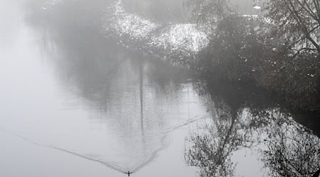 Der DWD prognostiziert neben anhaltender Glätte auch Nebel. / Foto: Jens Kalaene/dpa
