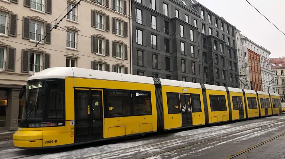 Nach dem Eisregen fährt wieder die erste Straßenbahnlinie in Berlin. / Foto: Saskia Fischer/dpa