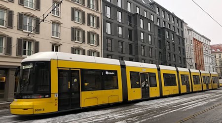 Nach dem Eisregen fährt wieder die erste Straßenbahnlinie in Berlin. / Foto: Saskia Fischer/dpa