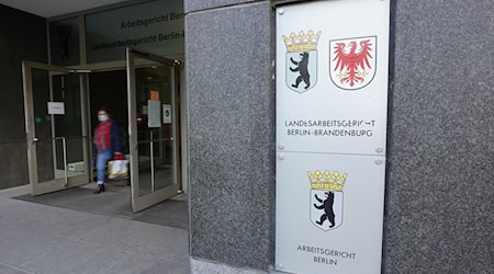 Blick auf den Eingang des Landesarbeitsgerichts Berlin am Magdeburger Platz. (Symbolbild) / Foto: Jörg Carstensen/dpa