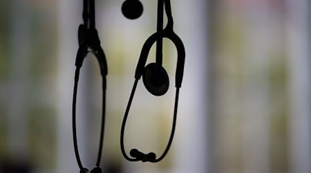 Der Krankenstand in Berlin verharrte im vergangenen Jahr auf hohem Niveau. (Symbolbild) / Foto: Sebastian Gollnow/dpa/dpa-tmn