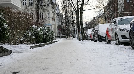 Ein Fußgängerweg in einem Wohngebiet ist nicht geräumt. Es besteht Rutschgefahr. / Foto: Jens Kalaene/dpa