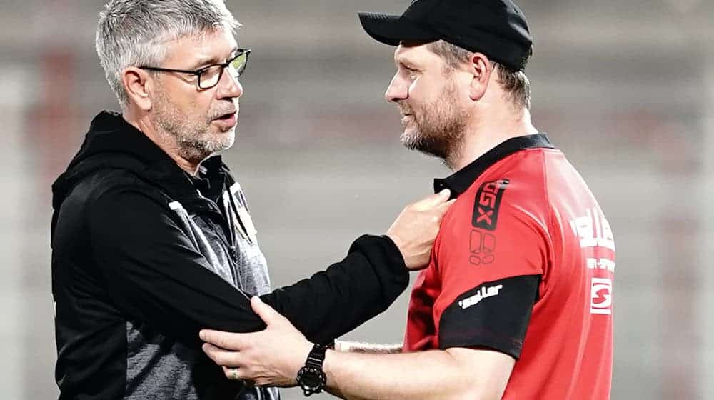Im Duell zwischen Union Berlin und dem SC Paderborn standen sich Urs Fischer (l) und Steffen Baumgart schon 2020 gegenüber. (Archivbild) / Foto: Kay Nietfeld/dpa