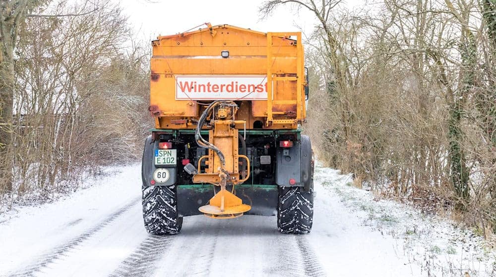 Reichlich Neuschnee, starker Wind und Glätte - für Freitag müssen sich die Winterdienste laut DWD auf viele Einsätze einstellen. (Archivbild) / Foto: Frank Hammerschmidt/dpa