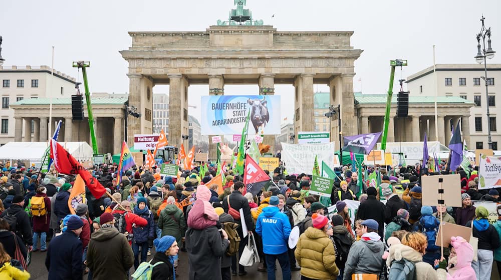 Am Brandenburger Tor in Berlin fordern Demonstranten unter dem Motto «Wir haben es satt» eine andere Landwirtschaftspolitik.  / Foto: Annette Riedl/dpa