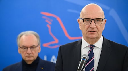 Er war bislang dienstältester Ministerpräsident in Deutschland: Rainer Haseloff (CDU) in Sachsen-Anhalt (links). In einigen Monaten dürfte Dietmar Woidke (SPD) in Brandenburg den Titel übernehmen, weil der Stuttgarter Winfried Kretschmann (Grüne) bei der Landtagswahl im März nicht mehr antritt. (Archivbild)  / Foto: Klaus-Dietmar Gabbert/dpa