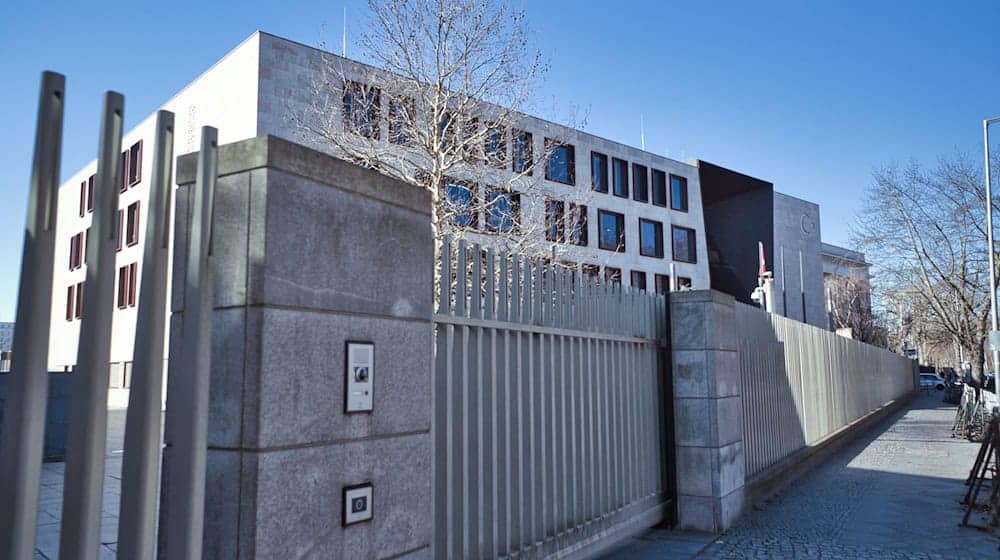 Die Gruppe zündete auch mehrere Rauchbomben vor dem Gebäude. (Symbolbild) / Foto: Paul Zinken/dpa