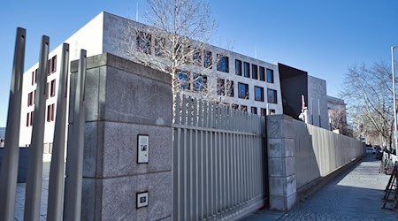 Die Gruppe zündete auch mehrere Rauchbomben vor dem Gebäude. (Symbolbild) / Foto: Paul Zinken/dpa