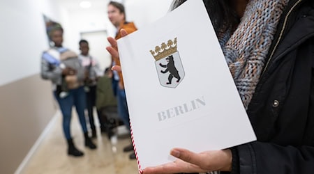 Die Zahl der Einbürgerungen in Berlin ist 2025 deutlich gestiegen. (Archivfoto) / Foto: Sebastian Gollnow/dpa