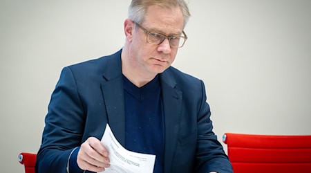 Der Antisemitismusbeauftragte der Brandenburger Landesregierung, Andreas Büttner, wird nach dem Brandanschlag auf sein Grundstück verstärkt geschützt. (Archivbild)  / Foto: Soeren Stache/dpa