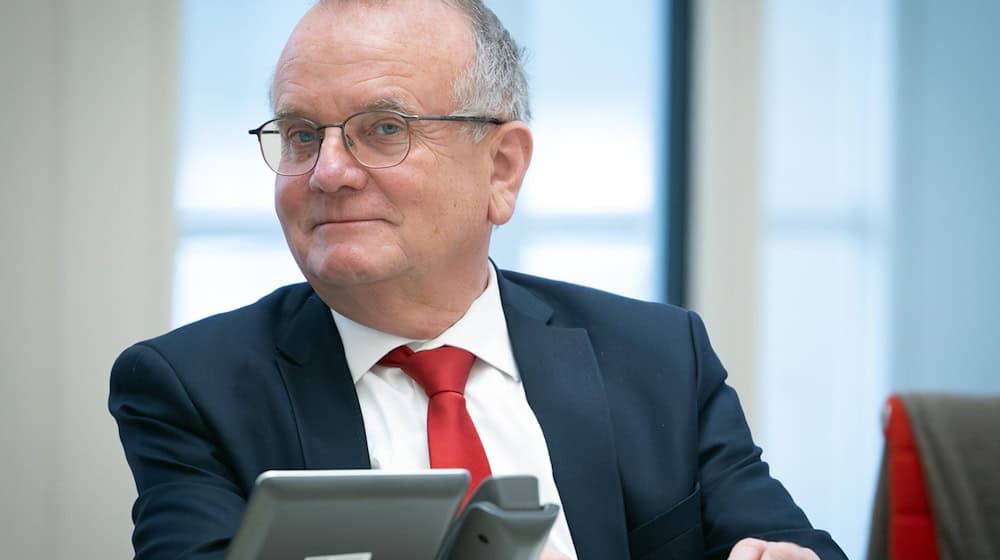 Wegen des Bruchs der SPD-BSW-Koalition stellt sich Verkehrsminister Detlef Tabbert - Ex-BSWler - auf seinen Ruhestand ein. (Archivbild) / Foto: Soeren Stache/dpa
